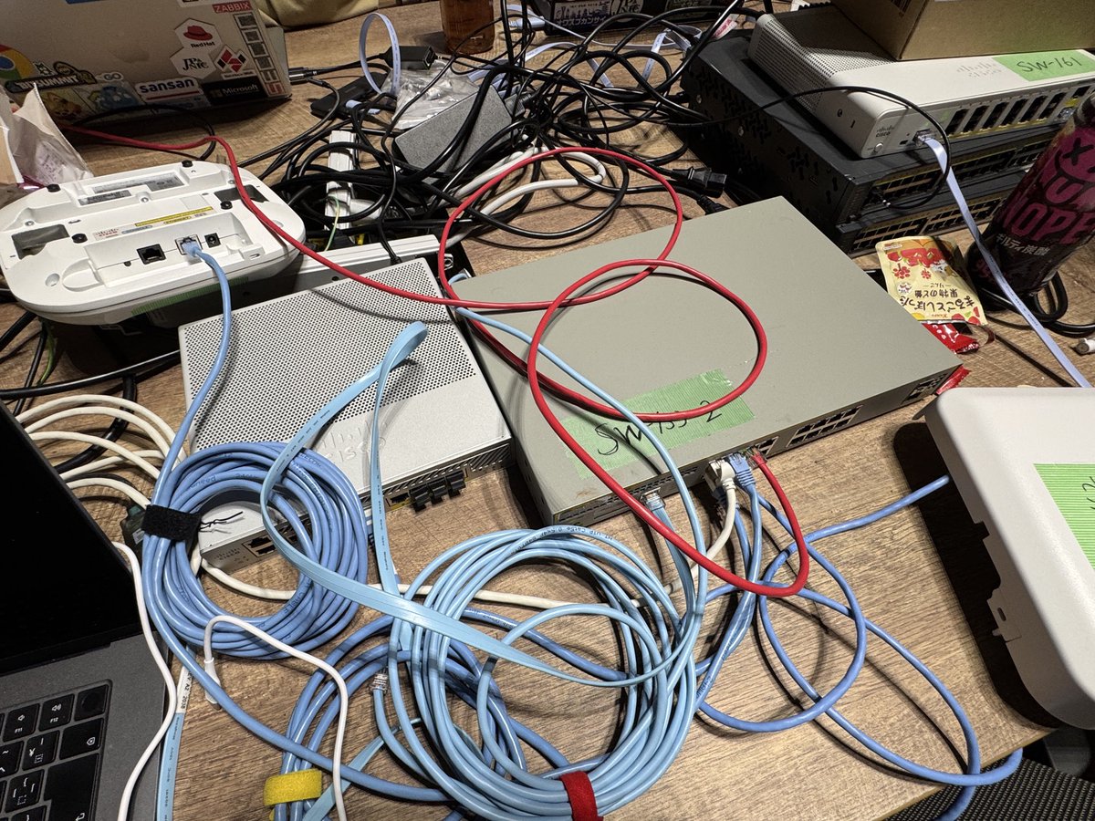 Kinukui2003's tweet photo. みんなでルータやスイッチ等を持ち寄って作るネットワークが1番おもろい https://t.co/Gl9B9tYGnn