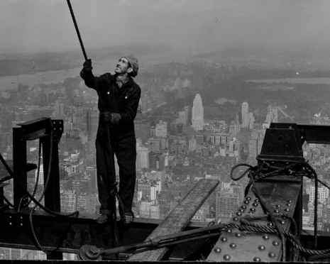 "Ο ιδιοκτήτης παίρνει όλο το ρίσκο".
Ο εργάτης: