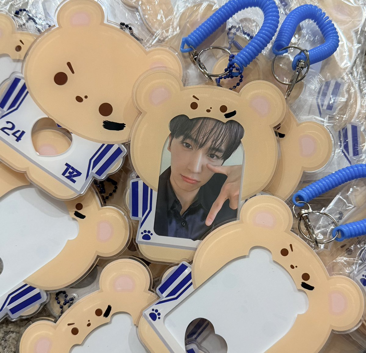 emaknyaeric's tweet photo. THE BOYZ 콘서트: INTER-ZECTION 

럭비 곰곰이 포토 카드 홀더 와 글리터 스티커

❤︎ 일시: 2026년 4월 24일, 25일, 26일
❤︎ 참가 조건: 
- Fromm Hyunjae 구독 200일 이상
- RT 
- 이 게시물 보여주기 

❤︎ 수량 한정! 
❤︎ 장소 시간: 행사 당일 공지

#더보이즈 #현재 #THEBOYZ #HYUNJAE https://t.co/vgWxx1MsK3