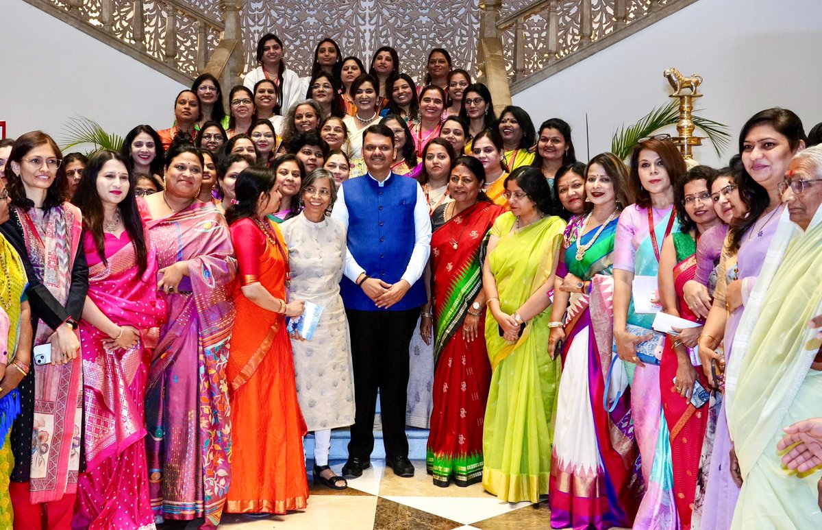 CMOMaharashtra's tweet photo. #NewDelhi #DevendraFadnavis #मराठी_साहित्य_संमेलन https://t.co/cuxZMo0IjJ
