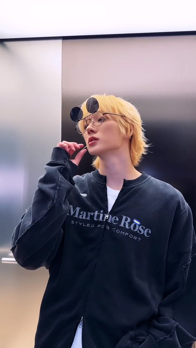 저 선글라스에도 잘생겼네…😎