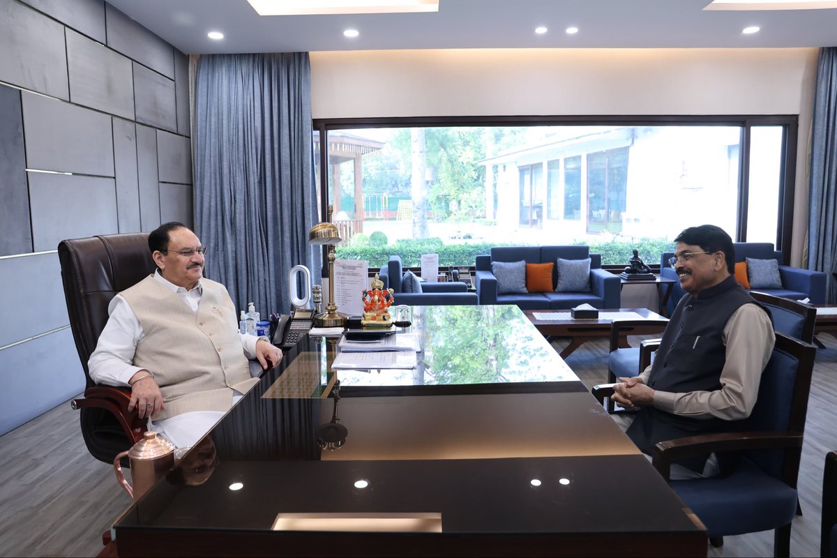 MishraManan01's tweet photo. आज केंद्रीय स्वास्थ्य एवं परिवार कल्याण मंत्री श्री @JPNadda जी (पूर्व राष्ट्रीय अध्यक्ष @BJP4India) से शिष्टाचार भेंट कर उनका मार्गदर्शन प्राप्त करने का सौभाग्य मिला।

संगठन सुदृढ़ीकरण एवं जनसेवा को लेकर सार्थक चर्चा हुई। आदरणीय श्री @narendramodi जी के नेतृत्व में विकसित भारत के संकल्प को साकार करने हेतु हम सभी पूर्णतः प्रतिबद्ध हैं।

उनका मार्गदर्शन निरंतर प्रेरणा प्रदान करता है।