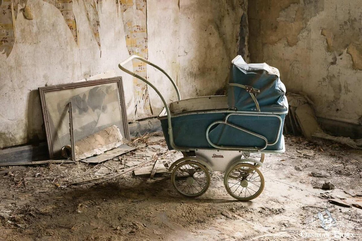 ObsidianUrbex's tweet image. 👶🤫Hush little baby, don’t say a word. Vintage pram left in an attic of an abandoned farmhouse, Belgium

#AbandonedPlaces #Vintage #Photography