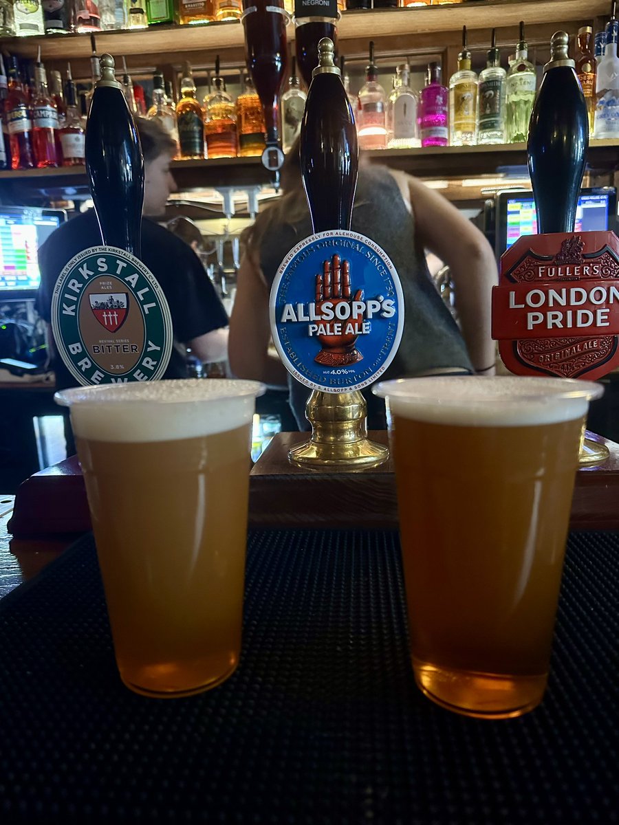 geoffzzzzzz's tweet image. We're in 'The bank of friendship' 🍻

Love celebrating the wins 🍒🍒🍒🍒

#boscombe