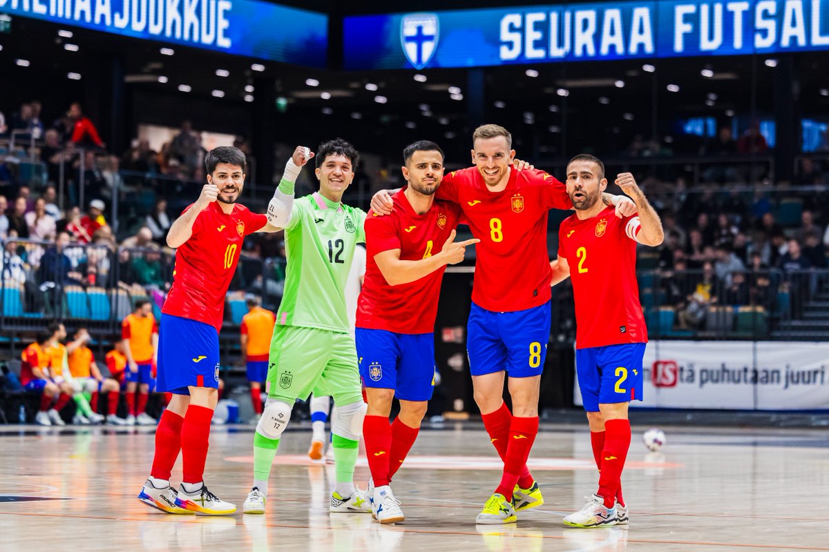 FutSalRFEF's tweet photo. 📸 Nuestro fotógrafo es 𝗘𝗟 𝗠𝗘𝗝𝗢𝗥

🎨 Y claro... tiene 𝗟𝗔 𝗙𝗢𝗧𝗢 del partido

✍️ Y nosotros la crónica: https://t.co/75VC8BJnBF

#FutsalEspaña https://t.co/hzp5WIMeJS