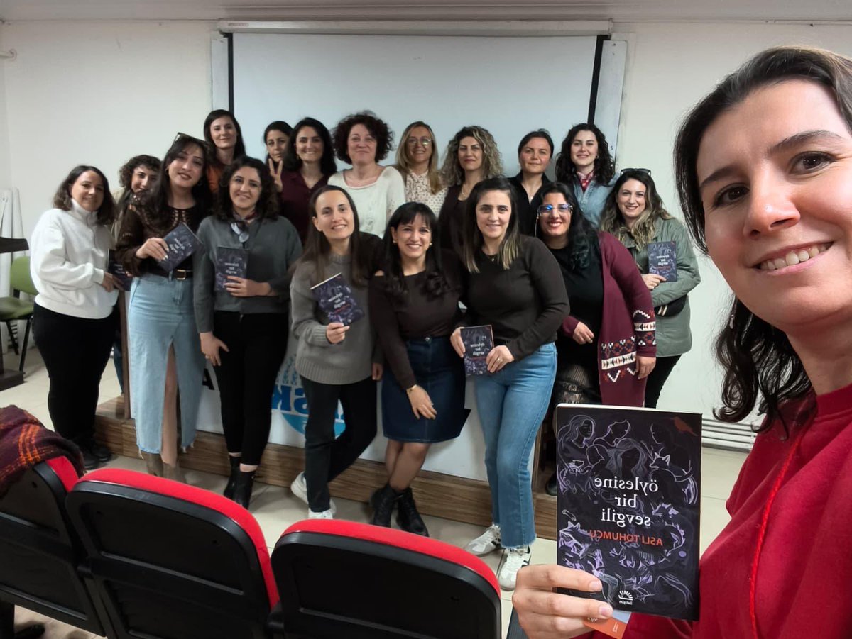 Eğitim Sen Van Şube Kadın Meclisi olarak Aslı Tohumcu ile söyleşi gerçekleştirdik. 
Bu söyleşide, yalnızca edebiyatı değil; dayanışmayı da konuştuk. Birbirinin yarasını tanıyan, sözünü büyüten, hikâyesine omuz veren kadınların ortak gücünü… Tıpkı eski mitlerde olduğu gibi: