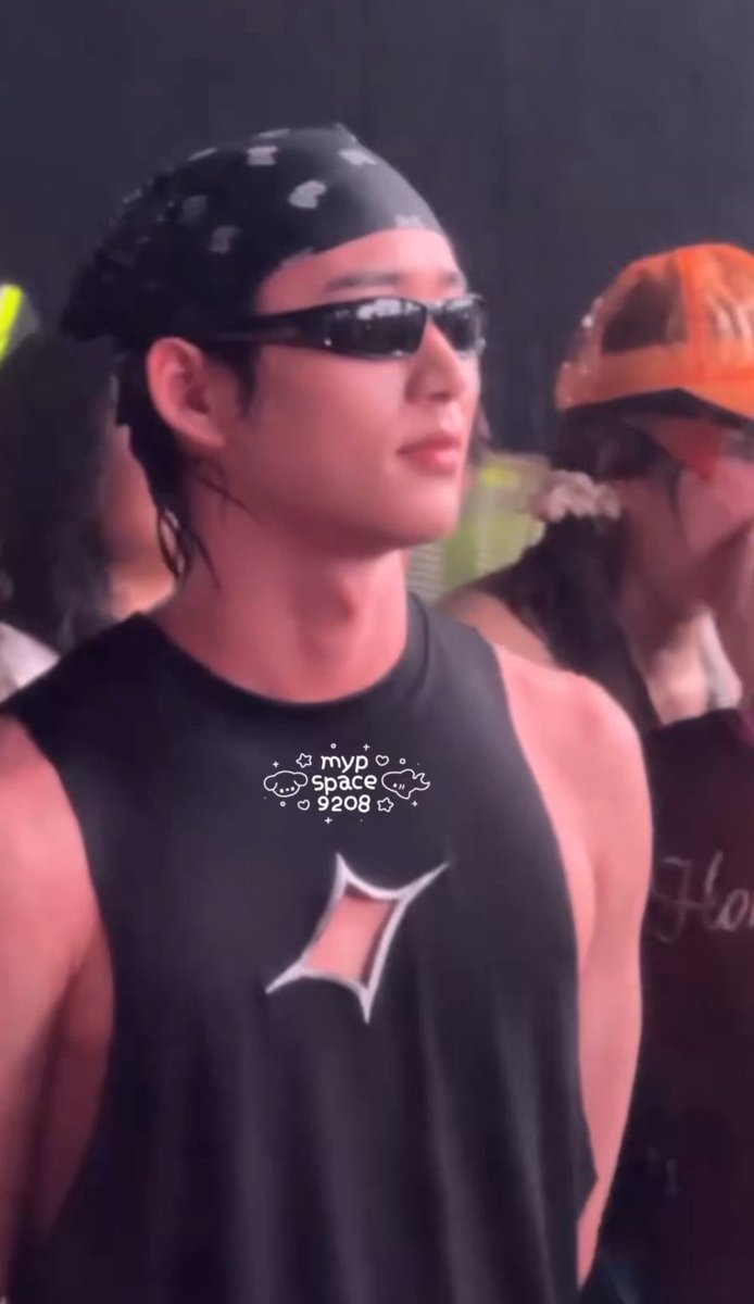 ช่วงนี้คุณน้องลูกเอสเค้าอินโพกผ้าใส่แว่นเนอะ ไม่มีไรแค่มันโซ๊ะมากคือโซ๊ะตั้งแต่เดือนสามมายันเดือนสี่ ตั้งแต่แอลเอยันไทย ตั้งแต่อเมริกายันสงกรานต์ ที่มันเป๊ะหลายอะ 😳