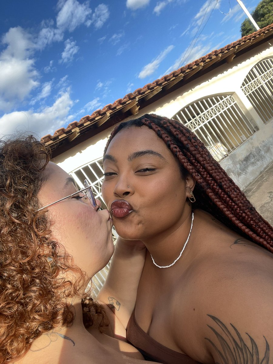 Jtwsrt's tweet photo. Eu e Laura estávamos lendo nossas mensagens antigas, ela jurando que não iria se apaixonar 

Alguém avisa, caiu no meu papin fácil fácil https://t.co/xGMBO5bshz