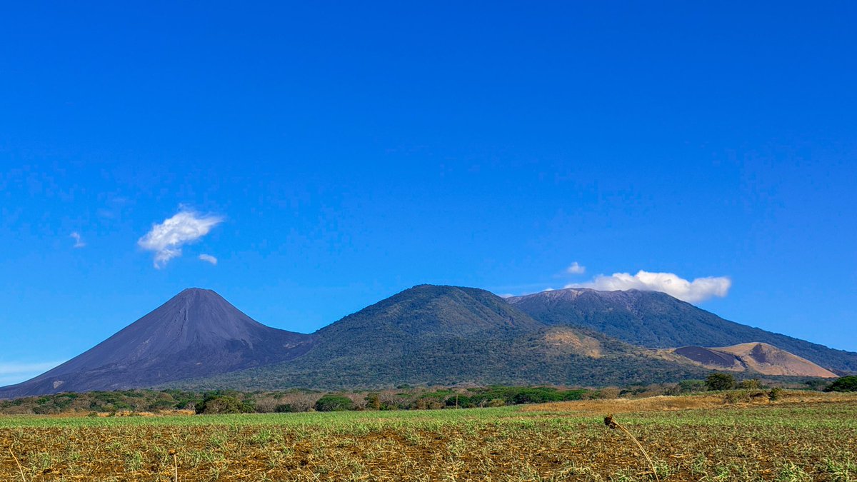 Three majestic volcanoes in El Salvador 

📍Complejo Los Volcanes
——————

Tres majestuosos volcanes de El Salvador

📍Complejo Los Volcanes 🌋