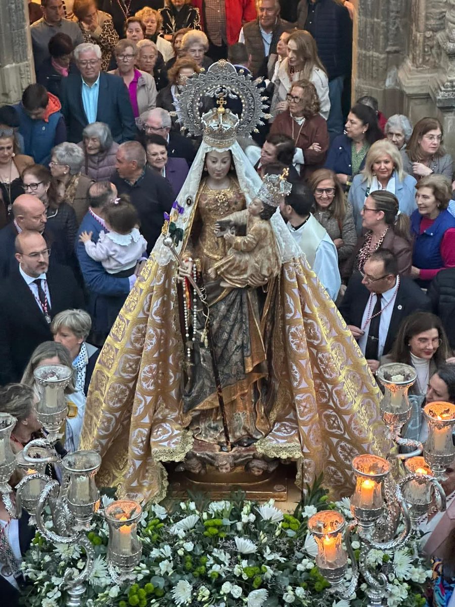 Este pasado viernes asistíamos al primer traslado de nuestra  Excelsa Patrona con motivo de la próxima Coronación Canónica y Pontificia de Santa  María del Alcázar. 
En este caso fue hasta la Parroquia de El Salvador en donde la Stma. Virgen permanecerá toda esta próxima semana.