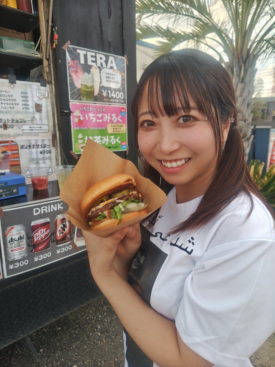 fkmdb770's tweet photo. #POLICEKITCHEN 自慢のハンバーガー🍔を手にポージングする、我が街のグラビアモデル #宗像茜衣 さん
なにやら来月末にも此処で売り子をする様な情報が流れて来たんですけど🤣
又、食べに行っちゃうんだろうなぁ😅 https://t.co/5jN8siGOpi