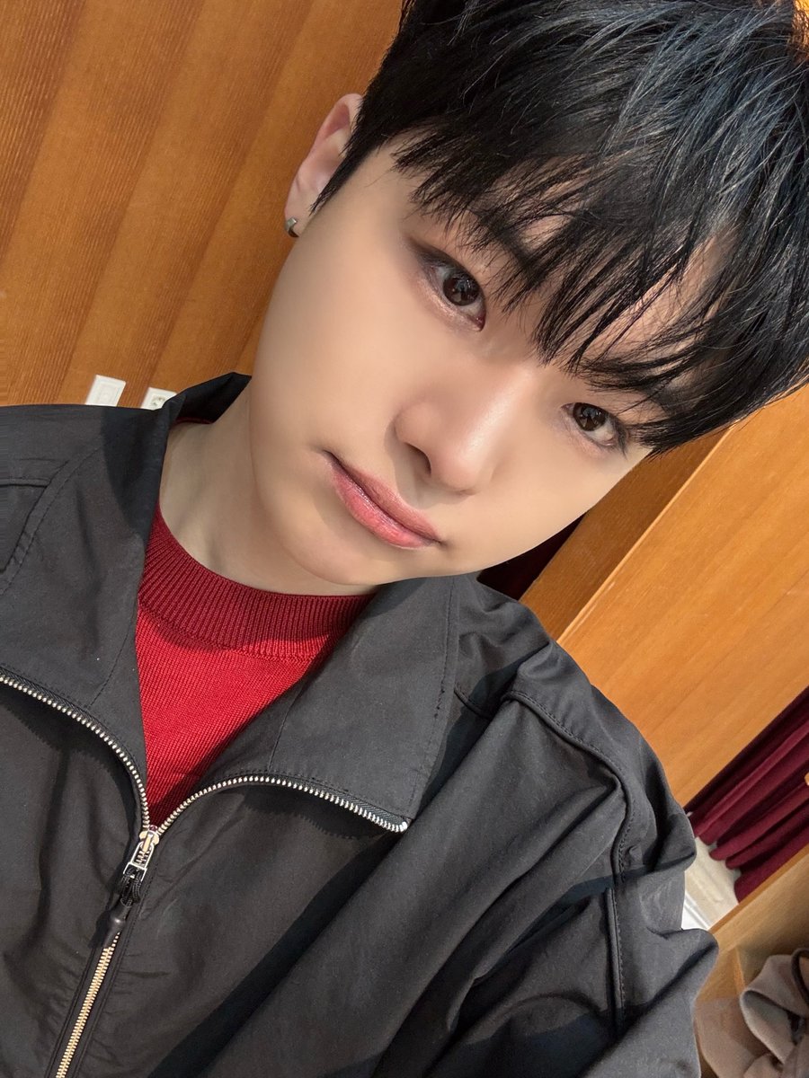 XODIAC_MEMBERS's tweet photo. [#렉스] 

오늘도 수고해떠 🫳🫳

#XODIAC #소디엑 #LEX #렉스 https://t.co/Q3WUaYXdzd