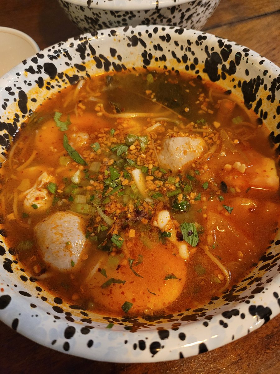 rootchelinguide's tweet photo. 📍정자역 효뜨꽌
시킨 메뉴에 따라서 밥 혹은 면을 리필 할 수 있다. 면 리필할 때 국물에 담아주는 게 마음에 든다. 덮밥 엄청 짬. 그리고 똠얌쌀국수는 레몬그라스 샐러리 라임잎 다 있는 거 딱 찐으로해서 다 좋으려했으나 마늘향이 한식수준으로 진해서 아쉬웠다. 엄마는 맛 좀 바뀐것같다함 https://t.co/82EfB6S3i0
