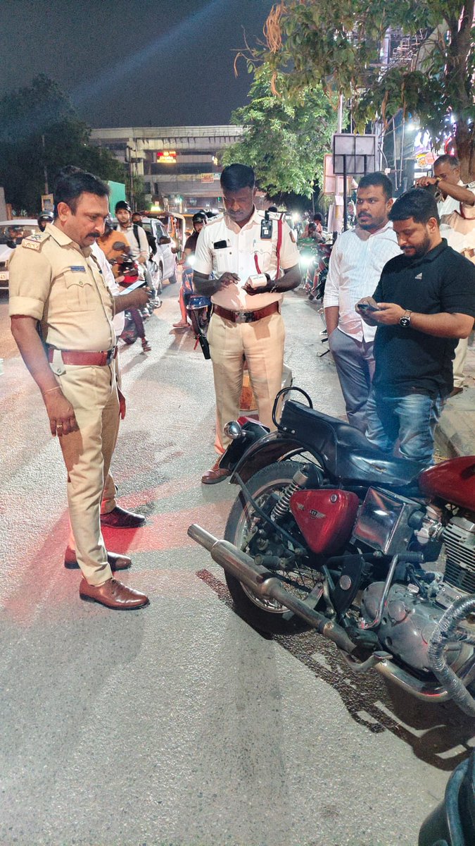 hsrlayoutps's tweet image. HSR Layout ಪೊಲೀಸ್ ಠಾಣಾ ವ್ಯಾಪ್ತಿಯಲ್ಲಿ ಸಾರ್ವಜನಿಕ ಸುರಕ್ಷತೆಯ ದೃಷ್ಟಿಯಿಂದ ಅನುಮಾನಾಸ್ಪದ ವಾಹನಗಳು ಹಾಗೂ ವ್ಯಕ್ತಿಗಳನ್ನು ತಪಾಸಣೆ ನಡೆಸಲಾಯಿತು. 🚓🔍
#BlrCityPolice #PublicSafety #HSRLayout @BlrCityPolice @DCPSEBCP