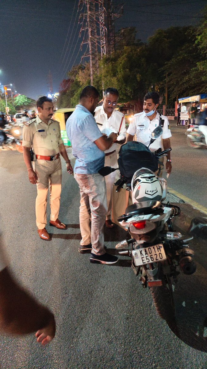 hsrlayoutps's tweet image. HSR Layout ಪೊಲೀಸ್ ಠಾಣಾ ವ್ಯಾಪ್ತಿಯಲ್ಲಿ ಸಾರ್ವಜನಿಕ ಸುರಕ್ಷತೆಯ ದೃಷ್ಟಿಯಿಂದ ಅನುಮಾನಾಸ್ಪದ ವಾಹನಗಳು ಹಾಗೂ ವ್ಯಕ್ತಿಗಳನ್ನು ತಪಾಸಣೆ ನಡೆಸಲಾಯಿತು. 🚓🔍
#BlrCityPolice #PublicSafety #HSRLayout @BlrCityPolice @DCPSEBCP