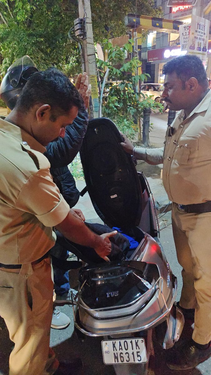 hsrlayoutps's tweet image. HSR Layout ಪೊಲೀಸ್ ಠಾಣಾ ವ್ಯಾಪ್ತಿಯಲ್ಲಿ ಸಾರ್ವಜನಿಕ ಸುರಕ್ಷತೆಯ ದೃಷ್ಟಿಯಿಂದ ಅನುಮಾನಾಸ್ಪದ ವಾಹನಗಳು ಹಾಗೂ ವ್ಯಕ್ತಿಗಳನ್ನು ತಪಾಸಣೆ ನಡೆಸಲಾಯಿತು. 🚓🔍
#BlrCityPolice #PublicSafety #HSRLayout @BlrCityPolice @DCPSEBCP