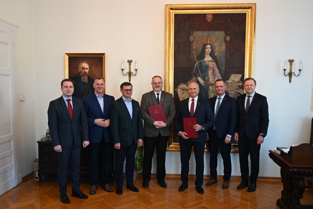 JozefHernik's tweet photo. Porozumienie o współpracy URK – FAKRO
W odpowiedzi na wyzwania: 
-współpraca biznesu z uczelniami dla realnych kompetencji absolwentów
-rosnące znaczenie zrównoważonego projektowania i ekologicznych rozwiązań
-nowe platformy wymiany wiedzy, doświadczeń między uczelnią a biznesem. https://t.co/h8Uao37Cld
