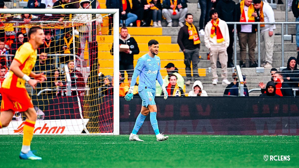 RCLens's tweet image. Un match solidaire marqué par des premières 🔴🟡

Erawan Garnier, Mathieu Gorgelin, le #MadeInGaillette Oscar Lenne et @ArthurMasuaku ont connu leur première apparition à Bollaert sous la tunique sang et or lors de #RCLFCR. 

#FiersDEtreLensois