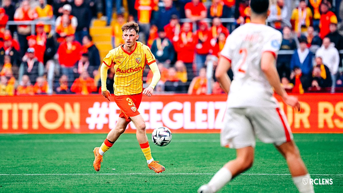 RCLens's tweet image. Un match solidaire marqué par des premières 🔴🟡

Erawan Garnier, Mathieu Gorgelin, le #MadeInGaillette Oscar Lenne et @ArthurMasuaku ont connu leur première apparition à Bollaert sous la tunique sang et or lors de #RCLFCR. 

#FiersDEtreLensois