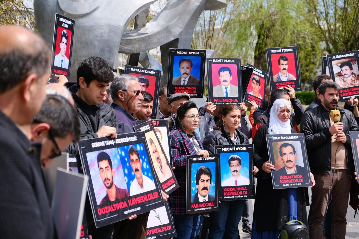 sesamed21's tweet photo. Şube ve barış şehitlerimizi düzenlediğimiz anma programıyla saygı ve minnetle andık.
Şehitlerimiz Şeyhmus Akıncı, Mehmet Emin Ayhan, Hamit Pamuk, Zeki Tanrıkulu, Necati Aydın, Veysi Sızlanan, İkram Damlayacı, Eyyüp Ergen, Aziz Yural ve Şehmus Dursun’u bir kez daha rahmet ve saygıyla anıyor; onların mücadelesini yaşatma ve mücadelemizde yaşatmaya devam etme sözümüzü yineliyoruz.
Ruhları şad olsun.