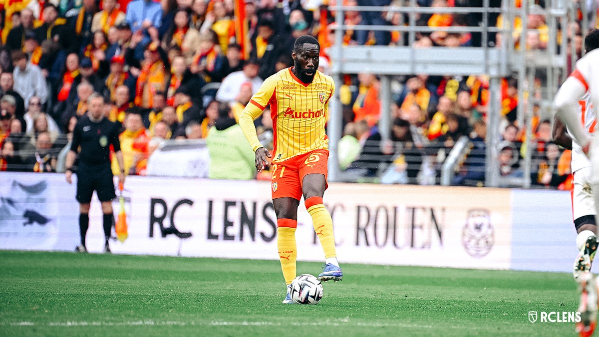 RCLens's tweet image. Un match solidaire marqué par des premières 🔴🟡

Erawan Garnier, Mathieu Gorgelin, le #MadeInGaillette Oscar Lenne et @ArthurMasuaku ont connu leur première apparition à Bollaert sous la tunique sang et or lors de #RCLFCR. 

#FiersDEtreLensois