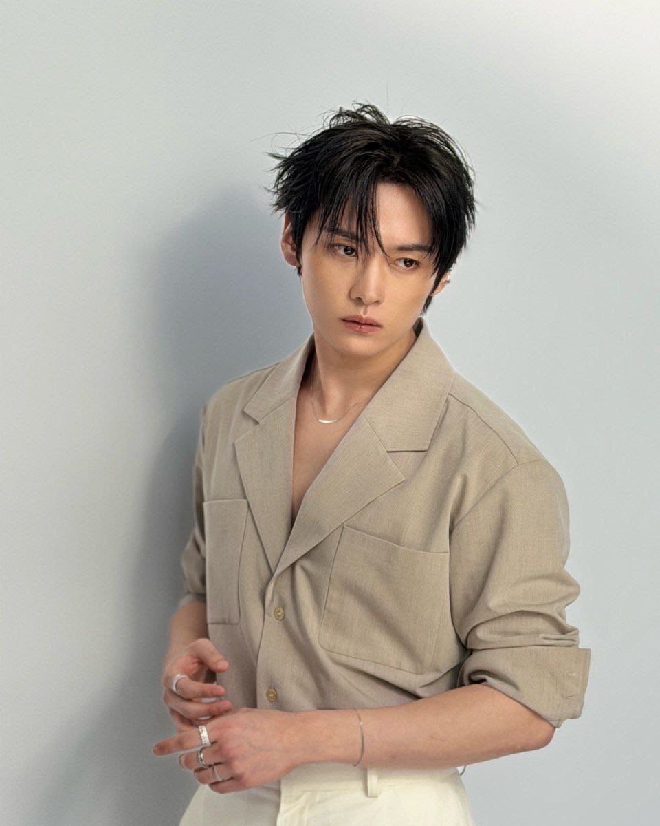 StrayKidsPL's tweet image. 🔎| W niedawno emitowanym programie Chanyeol (#EXO) wspomniał o #LeeKnow. 
Nichkhun (#2PM) powiedział, że @Stray_Kids byli wcześniej w budynku, w którym się znajdują, ale już wyszli, na co Chanyeol zareagował: „Och! Powinienem zadzwonić do Lee Know”.

#StrayKids #스트레이키즈