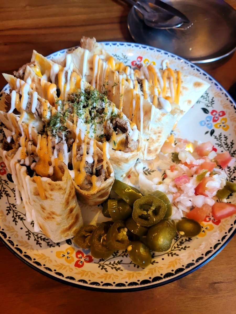 rootchelinguide's tweet photo. 📍삼각지역 버뮤다 삼각지
사실 퀘사디아는 실패하는 곳을 못 봄. 조합부터 맛이 없을 수 없는 씹사기 메뉴. 사진은 안찍었지만 버섯파스타 진짜 버섯폭탄이고 존나 맛있음. 버섯 좋아하는 사람은 추천 https://t.co/oYqXPfDDqZ