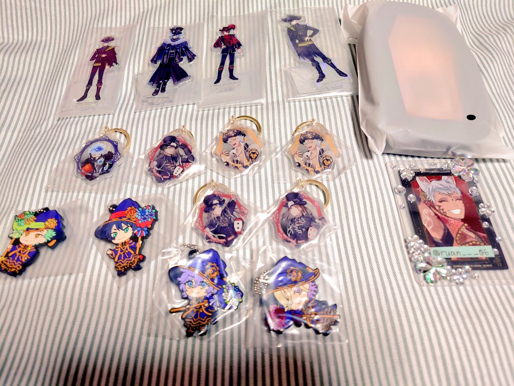 ruan___06's tweet photo. 【交換】ツイステ　缶バッジ　特典　くじ　ウエハース　アクスタ等

求：カリム、ジャミル、ジェイド
譲：画像のもの(10枚)

お気軽にお声掛け下さい✨
#ツイステ交換 #ツイステ譲渡  #ツイステグッズ交換 #ツイステグッズ譲渡 #ツイステ https://t.co/Bn13zH9YN4