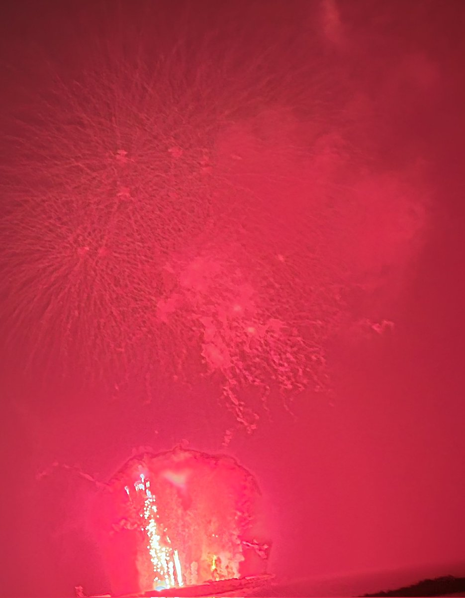 琉球海炎祭にて辺り一面が真っ赤に染った瞬間である