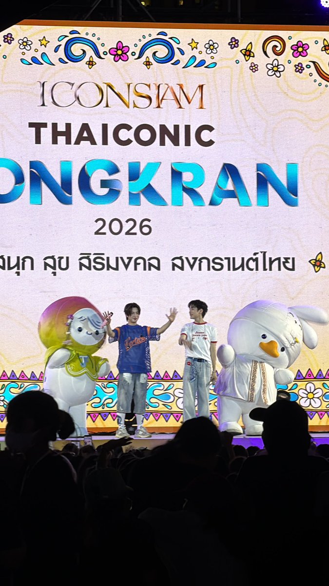 BlueParr0t's tweet photo. Mis pies ya no aguantan más pero estoy muy feliz, mis bebés en el Songkran 💚🩷☔️

#TleFirstone #Tle_mtm #Firstone #RainyTF #OhAe https://t.co/D8SBcA89fW