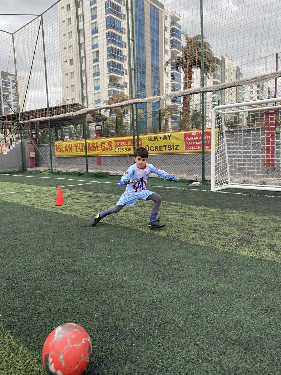 servangeter's tweet photo. Yine antrenmandayız, kolay değil ama değer. ⚽️👊🏻 https://t.co/OICH1sayj7