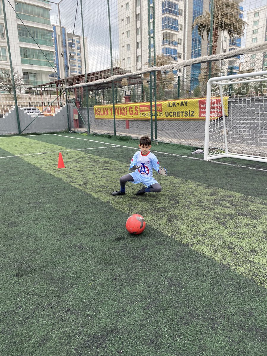 servangeter's tweet photo. Yine antrenmandayız, kolay değil ama değer. ⚽️👊🏻 https://t.co/OICH1sayj7