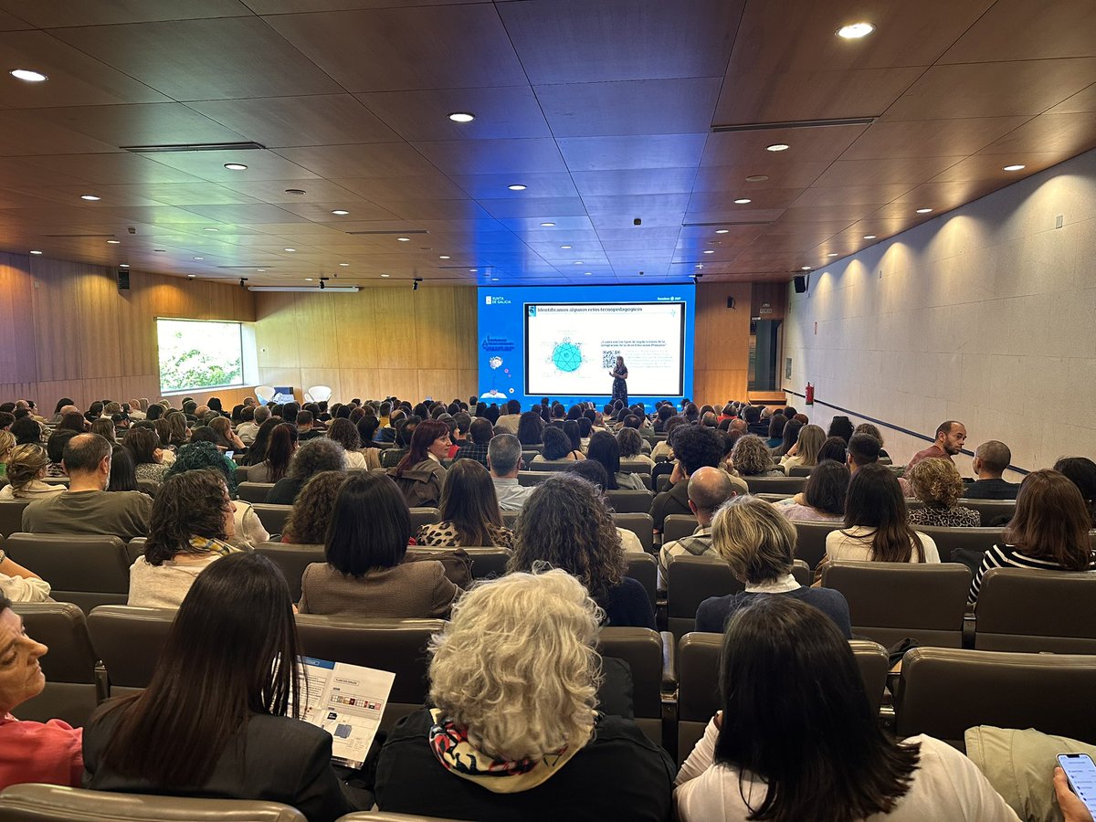 CAFIgalicia's tweet photo. 🤔 Amaia Arroyo Sagasta: "Que debemos ensinar e potenciar en tempos de IA?" Retos tecnopedagóxicos: pensar, analizar e decidir. 

Como impulsar desde a docencia e o deseño didáctico? @Xunta #CAFI_EducacionDixital https://t.co/6ZrtDjfqy5