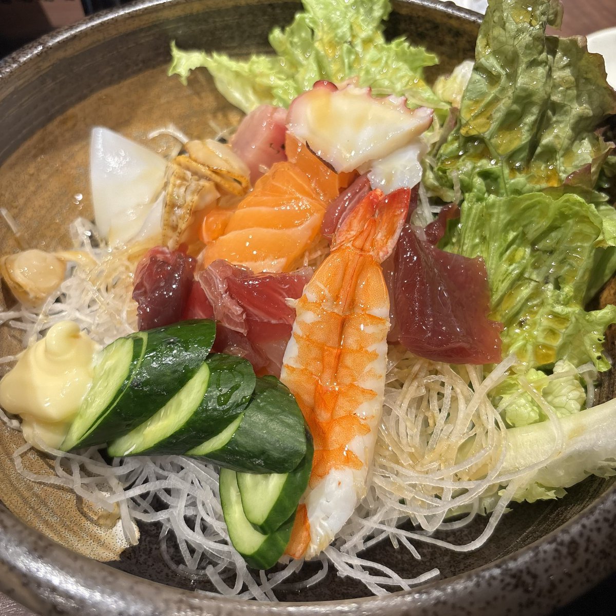 hungupon3104's tweet photo. 今日はお出かけしてきました😊
晩ご飯は海鮮サラダとピカピカふわふわなうなぎ丼(ハーフサイズ)
サラダも丼も、結構なボリュームなのにそれぞれが1000円そこそこというコスパの良さ！そして美味しかった！😋
おばちゃんはなんとか食べきりました。
ε= o(´〜｀;)oﾏﾝﾌﾟｸ- https://t.co/BuIqeA96wG