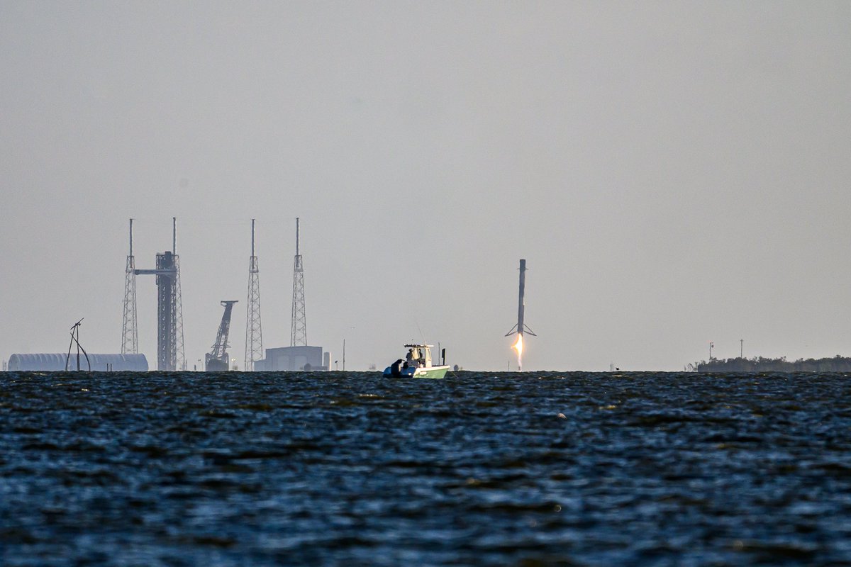 ERCPhotos's tweet photo. SpaceX launched a Falcon-9 from SLC-40 on a resupply mission to the International Space Station. https://t.co/8GMeKBI92E