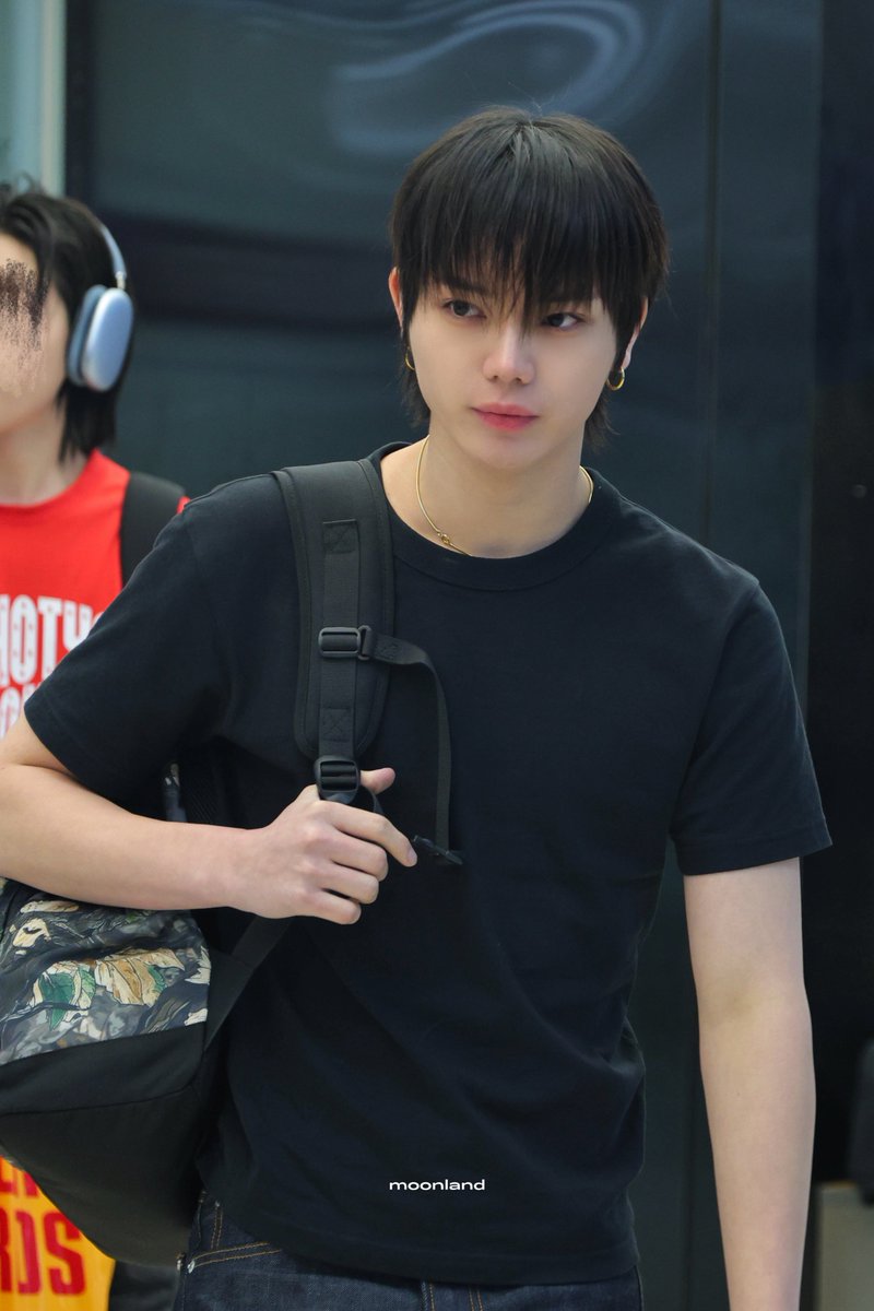 moonland tweet media