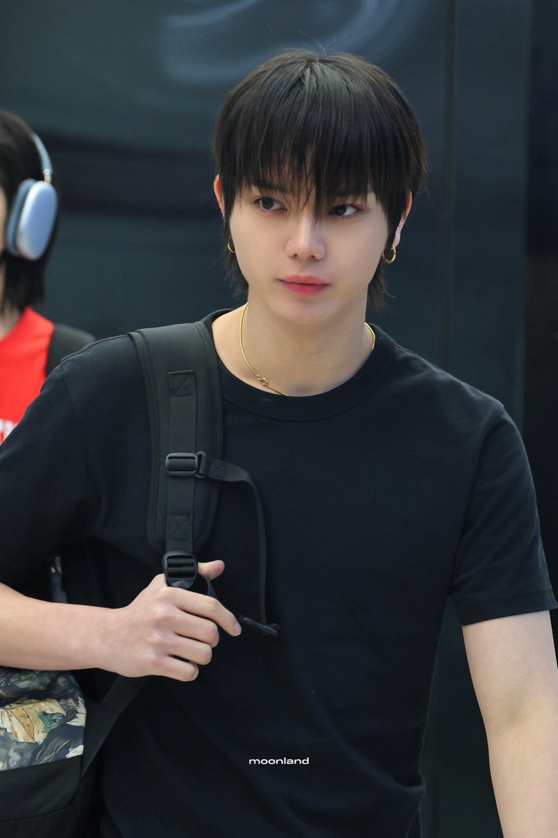 moonland tweet media