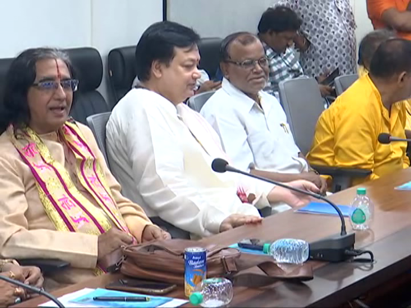 otvkhabar's tweet image. #ଐକ୍ୟ_ସ୍ଥାପନା_ମଣ୍ଡଳୀ_ବୈଠକ
-ପୁରୀ: ଶ୍ରୀମନ୍ଦିର ମୁଖ୍ୟ କାର୍ଯ୍ୟାଳୟରେ ଐକ୍ୟ ସ୍ଥାପନା ମଣ୍ଡଳୀ ବୈଠକ
-ଗଜପତି ମହାରାଜା ଦିବ୍ୟସିଂହ ଦେବଙ୍କ ଅଧ୍ୟକ୍ଷତାରେ ବୈଠକ ଅନୁଷ୍ଠିତ
-ଦେଶ ଓ ବିଦେଶରେ ଶ୍ରୀମହାପ୍ରଭୁଙ୍କ ପର୍ବପର୍ବାଣୀ ନେଇ ଆଲୋଚନା
-ଇସ୍କନ୍‌ର ଅଦିନିଆ ରଥଯାତ୍ରା ନେଇ ବୈଠକରେ ଆଲୋଚନା
#Iskcon #Puri #Gajapati #Odisha #OTV