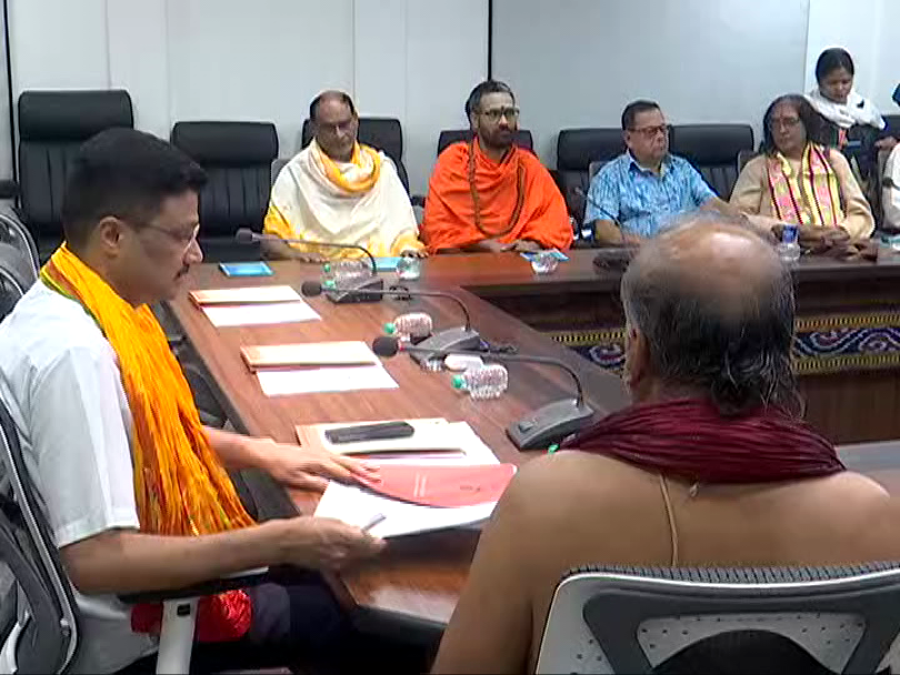 otvkhabar's tweet image. #ଐକ୍ୟ_ସ୍ଥାପନା_ମଣ୍ଡଳୀ_ବୈଠକ
-ପୁରୀ: ଶ୍ରୀମନ୍ଦିର ମୁଖ୍ୟ କାର୍ଯ୍ୟାଳୟରେ ଐକ୍ୟ ସ୍ଥାପନା ମଣ୍ଡଳୀ ବୈଠକ
-ଗଜପତି ମହାରାଜା ଦିବ୍ୟସିଂହ ଦେବଙ୍କ ଅଧ୍ୟକ୍ଷତାରେ ବୈଠକ ଅନୁଷ୍ଠିତ
-ଦେଶ ଓ ବିଦେଶରେ ଶ୍ରୀମହାପ୍ରଭୁଙ୍କ ପର୍ବପର୍ବାଣୀ ନେଇ ଆଲୋଚନା
-ଇସ୍କନ୍‌ର ଅଦିନିଆ ରଥଯାତ୍ରା ନେଇ ବୈଠକରେ ଆଲୋଚନା
#Iskcon #Puri #Gajapati #Odisha #OTV