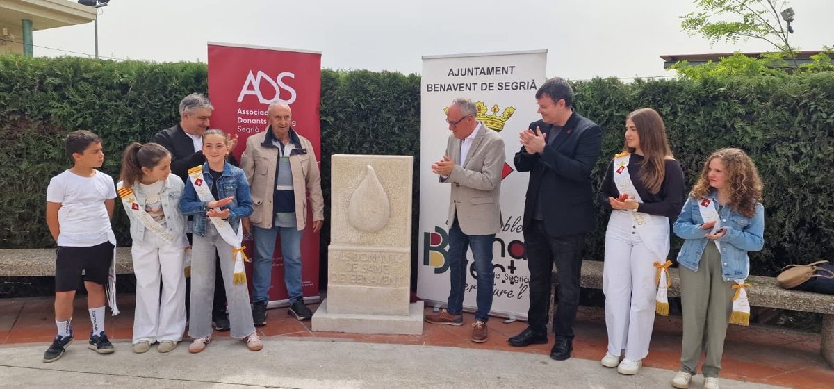 AjBenaventdeSeg's tweet photo. 📣🪨 #BenaventdeSegrià ha inaugurat aquest dissabte el monument als donants de sang, obra de l’artista local Ramon Inglés i amb el qual es vol fer un reconeixement a les persones del poble que contribueixen en aquesta causa. 🩸

ℹ️ Podeu llegir la notícia: https://t.co/YERpuXYj96 https://t.co/Ekku5Fuj8g
