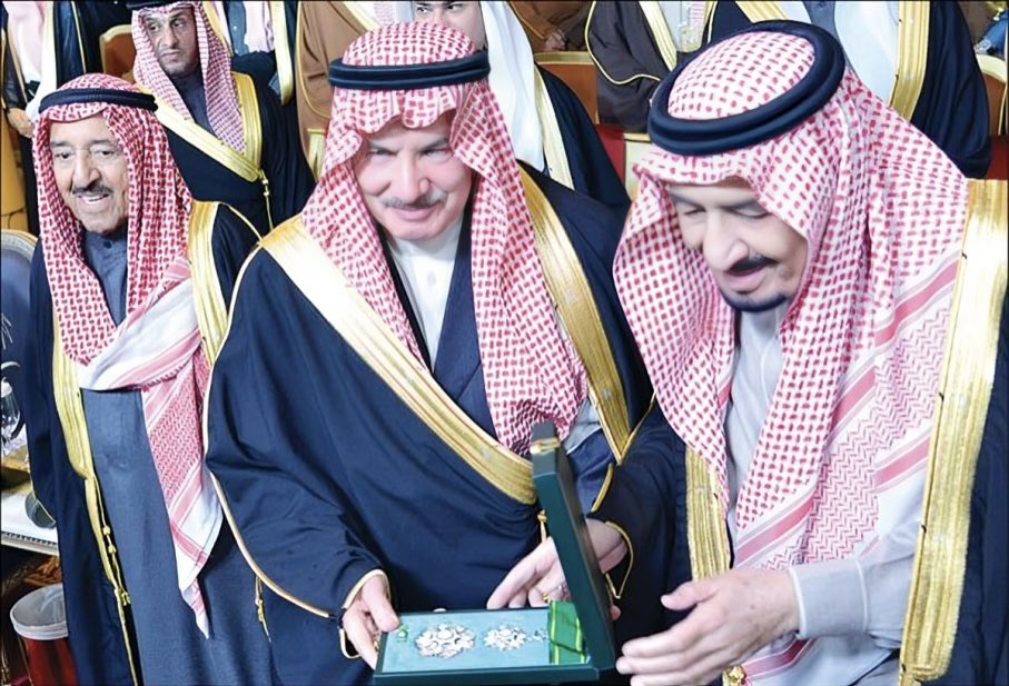 ATSHOBAILY's tweet photo. من الأرشيف*

*خادم الحرمين الشريفين، الملك سلمان بن عبدالعزيز آل سعود، يمنح د. عبدالرحمن الشبيلي وسام الملك عبدالعزيز من الدرجة الأولى. المهرجان الوطني للتراث ��الثقافة "الجنادرية 31" https://t.co/piJP1HPrNI