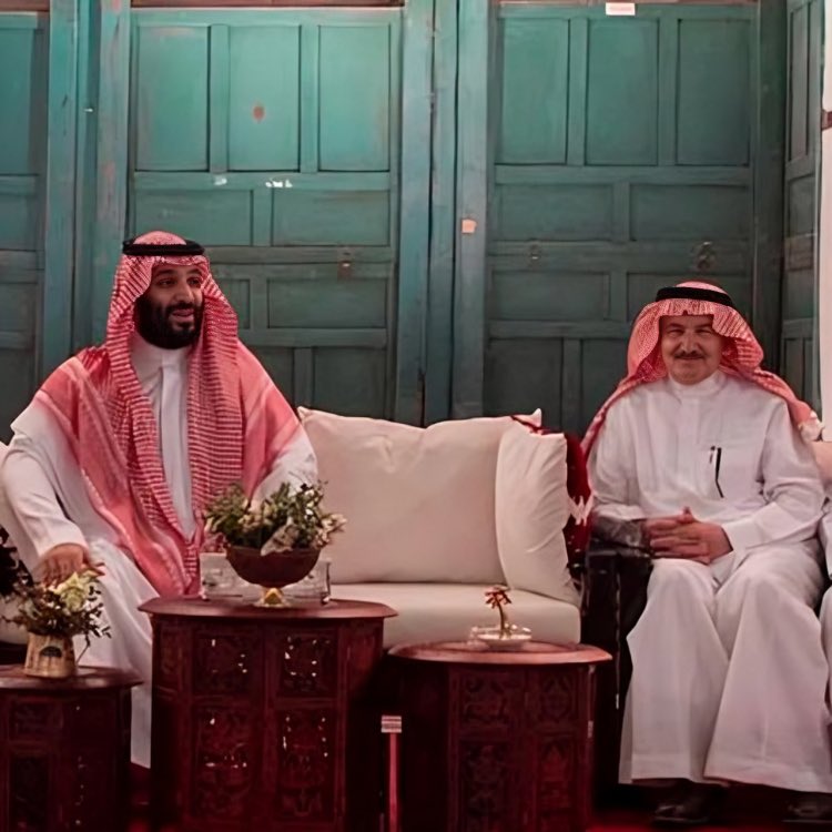 ATSHOBAILY's tweet photo. *صورة سابقة للمحاضر مع صاحب السمو الملكي الأمير محمد بن سلمان، ولي العهد رئيس مجلس الوزراء، خلال لقاء سموه نخبة من المثقفين السعوديين في جدة. https://t.co/Se4yTeqSqH
