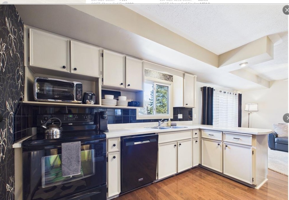 Dont miss your chance to live in the best nieghborhood of 
Huron County 😉 !
10am - 12pm 
OPEN HOUSE 🏠 
Today, April 11. 
330 Glen rd
Wingham.