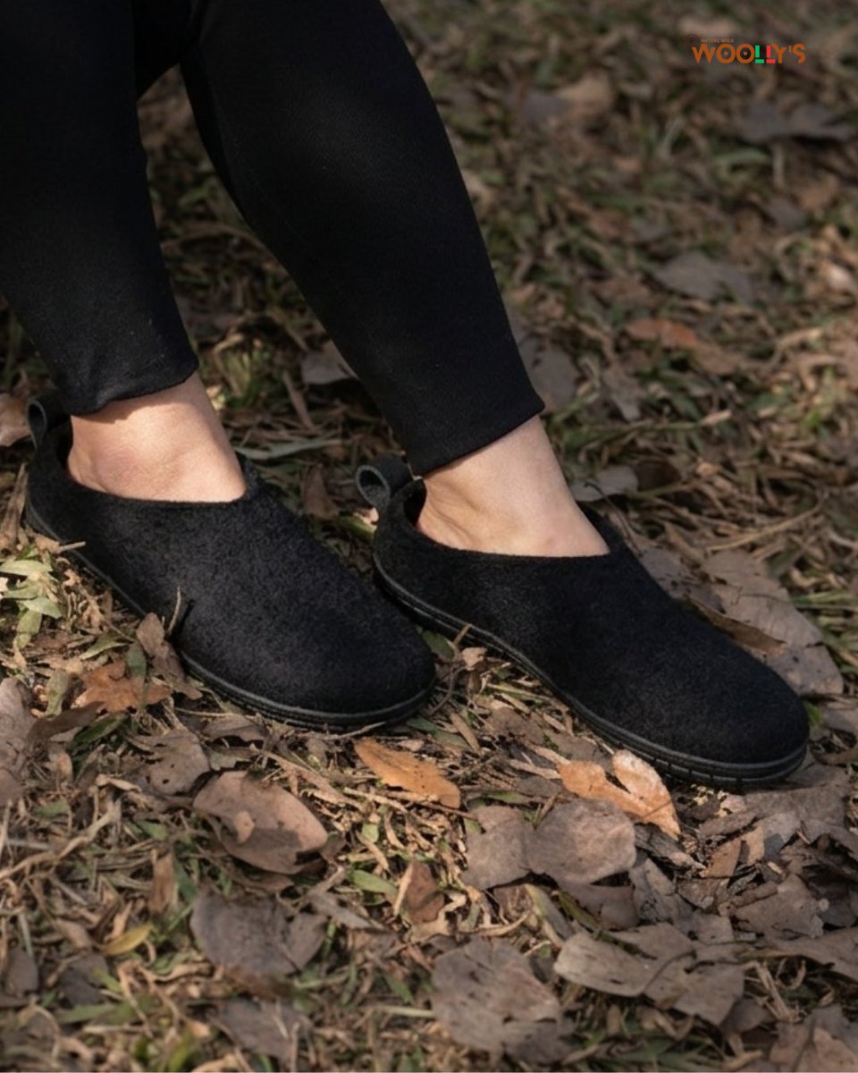 woollyes's tweet image. Keep it effortless, keep it stylish 🖤🌿
Designed for everyday ease, these black open-heel slippers bring together comfort, durability, and a clean minimal look. 

#StreetStyleUSA #EverydayComfort #SlipOnStyle #MinimalLook #CasualVibes #UrbanWear