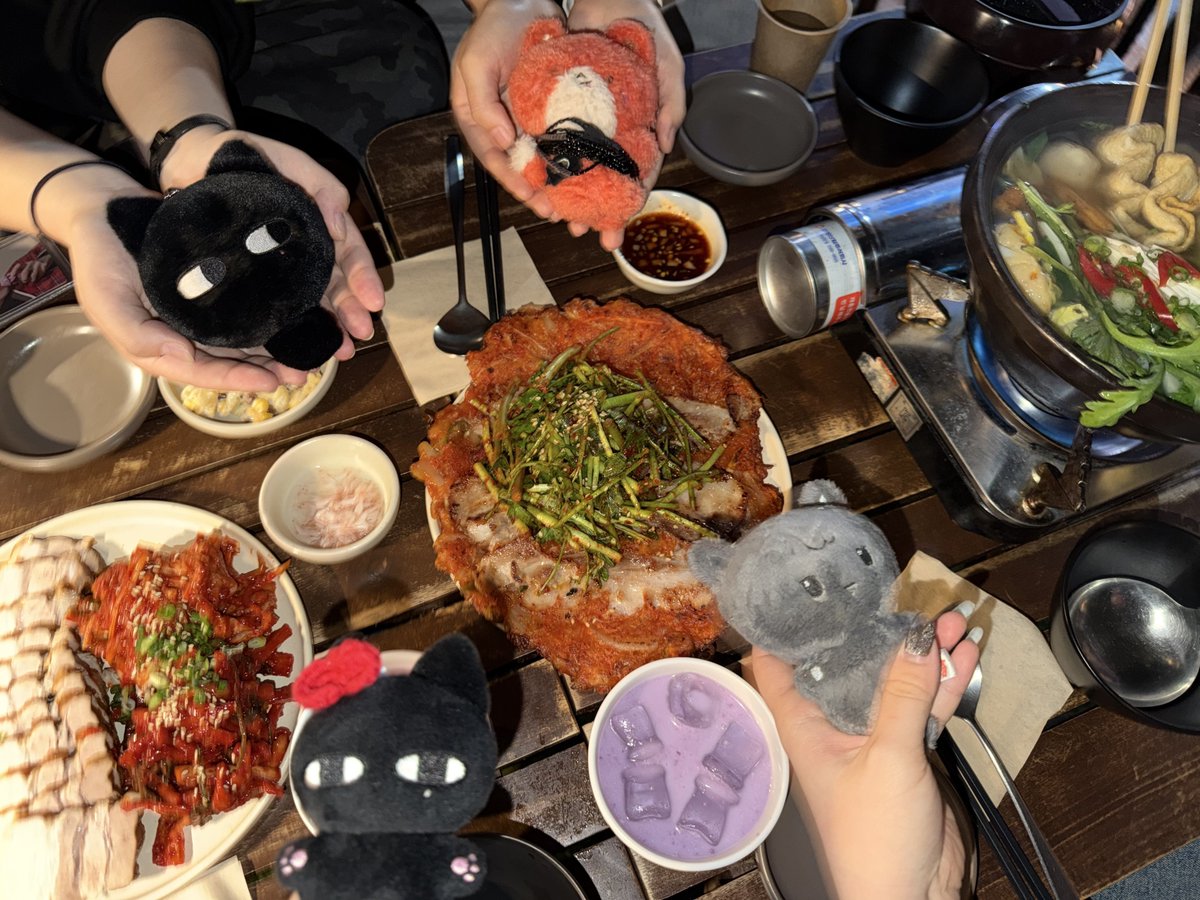 clovrock's tweet photo. 영부인모임에 우영팝 왔다면 다같이 우영 이어폰 끼고 관람회 열어줘야겠지... https://t.co/iZ9cyYuluf