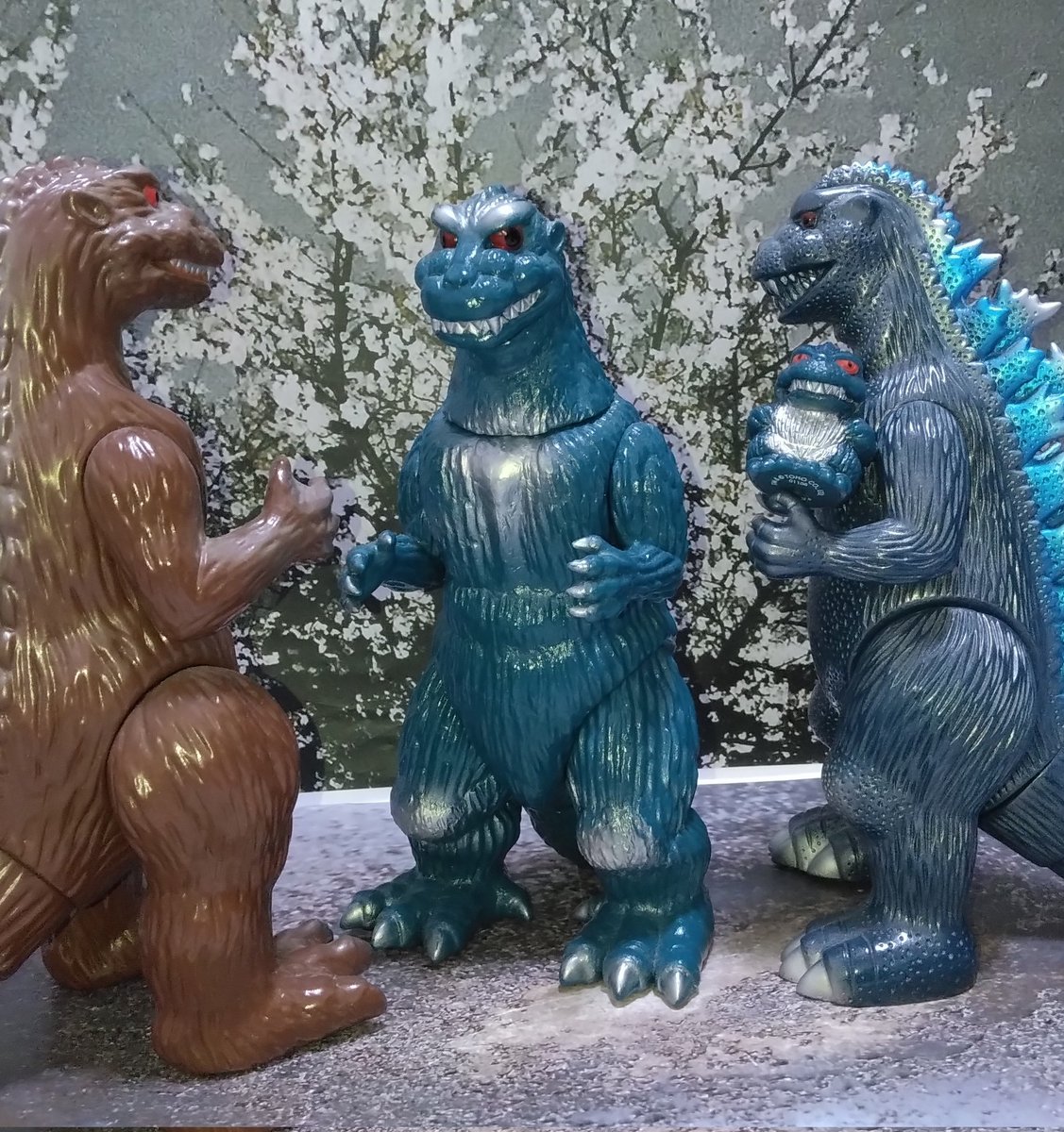 お花見🌸👀を楽しむゴジラ達🤭
（M１号）
（トイグラフ）
（マルサン）
（ゴジラ1954）
（初代ゴジラ）