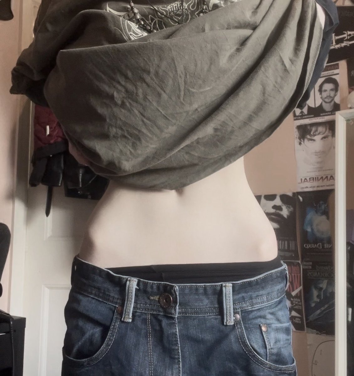 ikimewo's tweet photo. Ribs thru 2 layers of clothes https://t.co/GFNinPGT9a