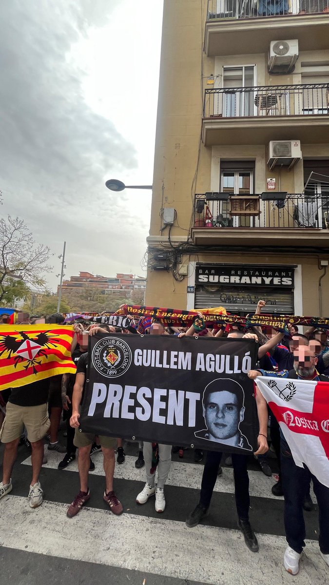 33 anys després, seguim al teu costat. Sense cap renúncia, plantant cara a tots aquells que et volien silenciar. El teu llegat serà ETERN. 

Mai t'oblidarem company Guillem. 

#NostraEnsenya #GuillemAgulló #NiOblitNiPerdó