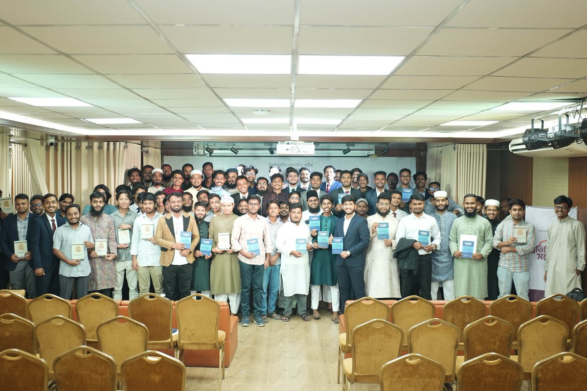 আত্মশক্তি প্রবুদ্ধ তারুণ্য গঠনের প্রত্যয়ে ধারাবাহিকভাবে কাজ করে যাওয়া প্রতিষ্ঠান দারসবাড়ি পাঠচক্রের প্রতিনিধি সম্মেলন-২০২৬ এ ইন্সটিটিউটের প্রকাশনা বিভাগ থেকে প্রকাশিত দুটি বই, ‘জ্ঞানের পুনর্জাগরণ ও মেথডোলজি’ ও ‘মাকাসিদ আশ শরীয়াহ: কী ও কেন’, হাতে উপস্থিত একদল উচ্ছ্বসিত তারুণ্য