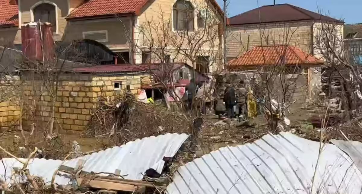 CaucasianKnotEn's tweet image. Houses and plots in the village of Mamedkala, which was flooded after the dam burst, still have water, but in smaller quantities. Aid is arriving regularly, but primarily from volunteers.

#Dagestan #emergency #news #Caucasus 

More: eng.kavkaz-uzel.eu/articles/74375
